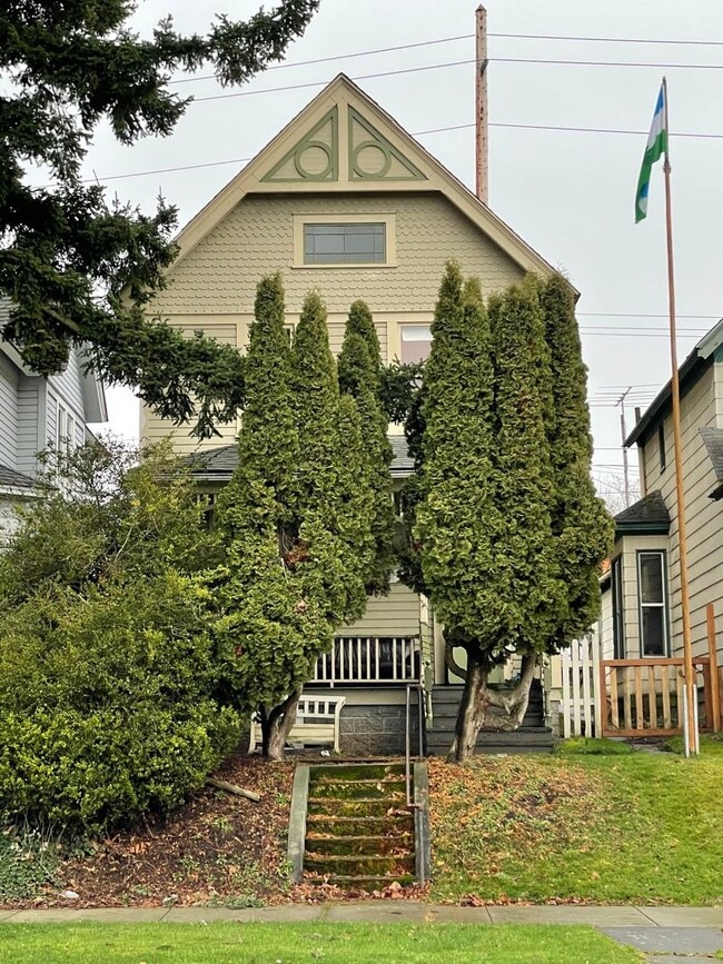 Building Photo - PRELEASE FOR JULY: 5 bdrm/2 bath near WWU and Downtown!