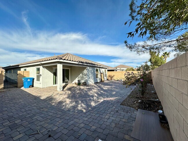 Building Photo - Montecito 60