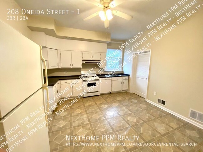 Building Photo - Great 2 bedroom,1-1/2 bath home with laund...