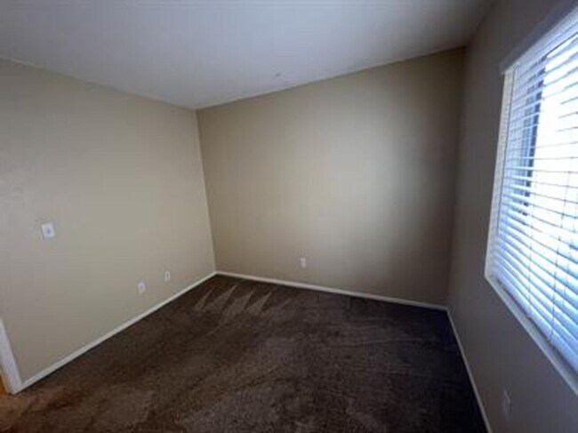 Building Photo - Great Single Story in Silverado Ranch Area