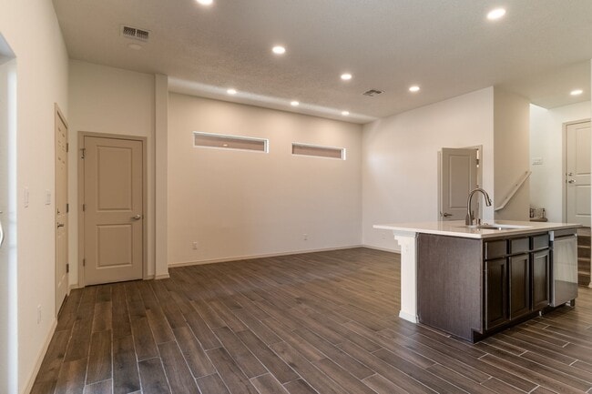Building Photo - 3 Bedroom Santa Fe Townhouse