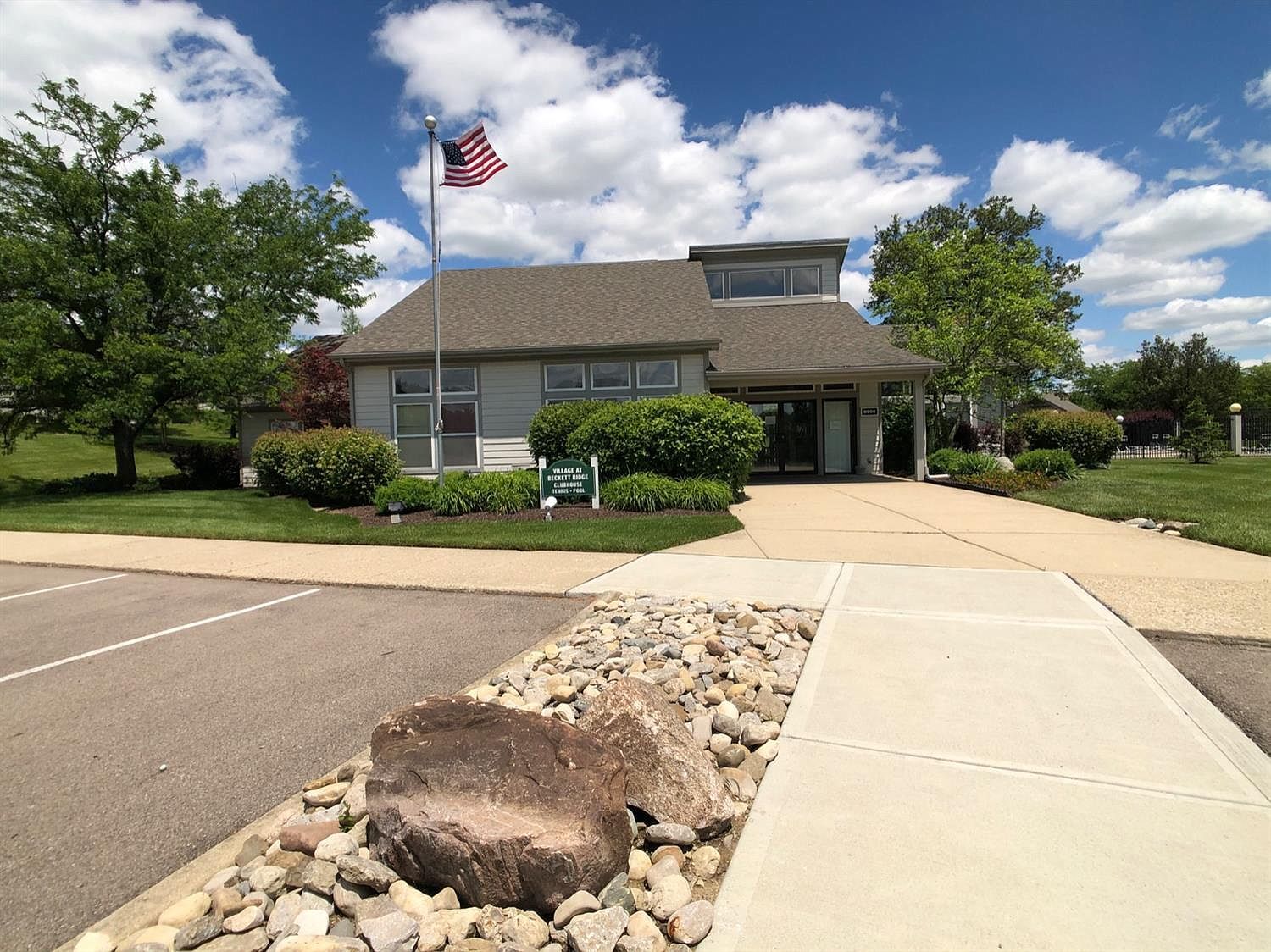 Building Photo - 8859 Eagleview Dr