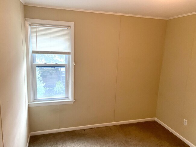 Building Photo - 611 Crown Ave