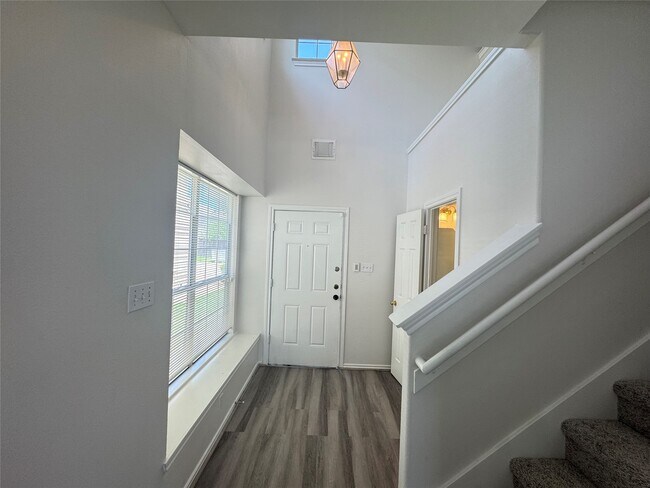 Building Photo - 5715 Vinemont Ln
