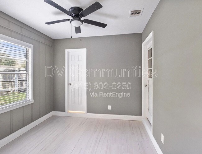 Building Photo - 1521 W Blum St
