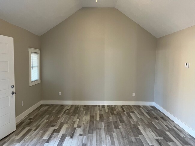 Building Photo - This cozy fully renovated home is just wha...