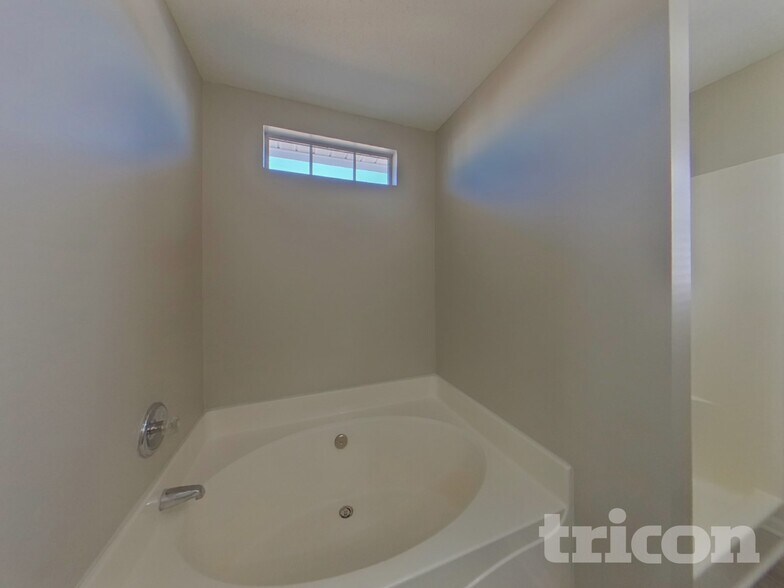 Building Photo - 204 Fox Grove Cir