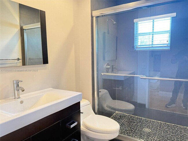 Building Photo - 807 Heritage Dr