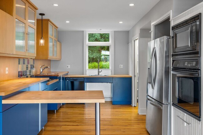 Building Photo - *Beautifully Updated & Spacious 4BD/2.5BA Single Family Home Available in South Side Slopes*