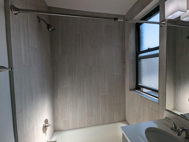 Building Photo - 2832 W Palmer St