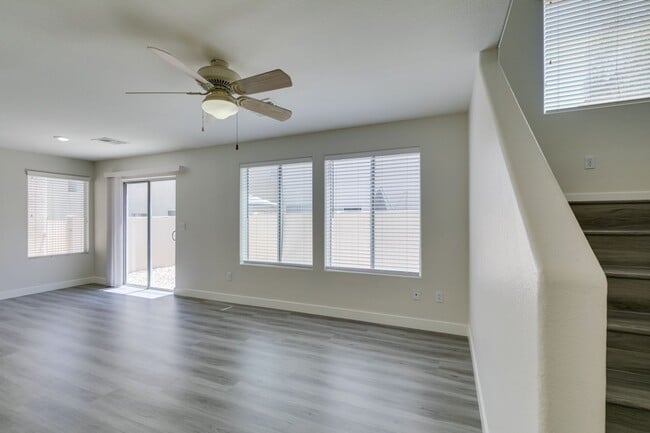 Building Photo - NEWLY UPDATED 4 BEDROOM HOME IN THE SOUTHWEST
