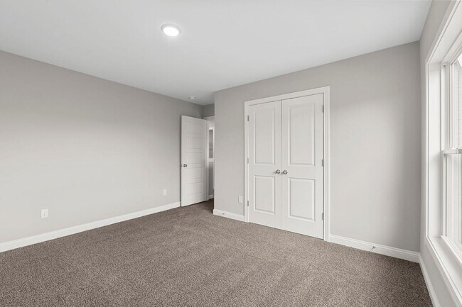 Building Photo - 453 Friendly Ave