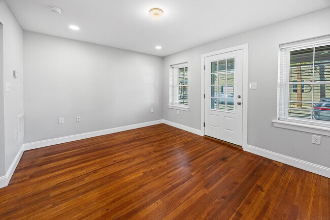 Building Photo - 733 E Elm St