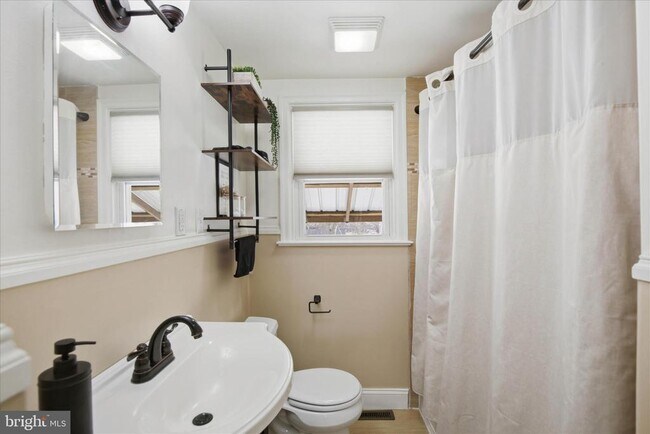 Building Photo - 1058 St Joseph St