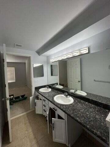 Building Photo - 119 W Oakbrook Dr