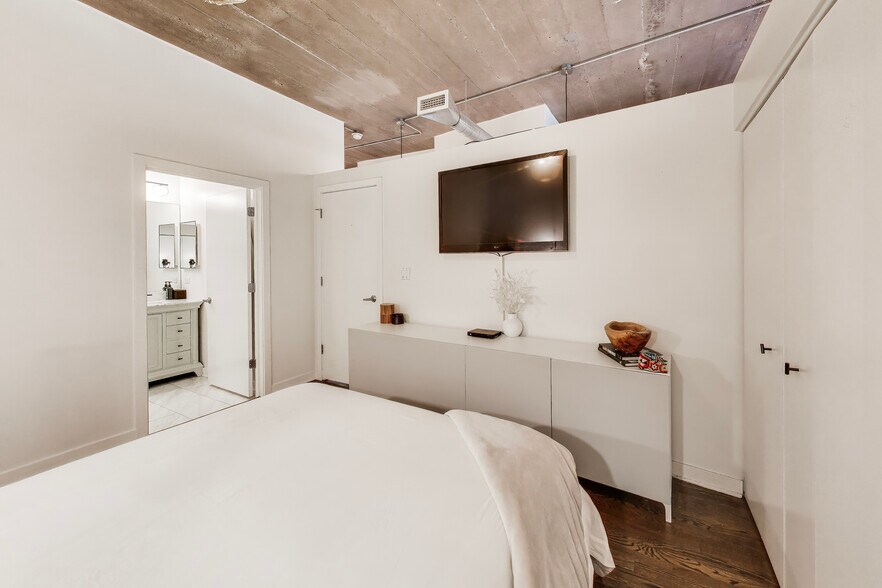 Building Photo - 1111 W 15th St