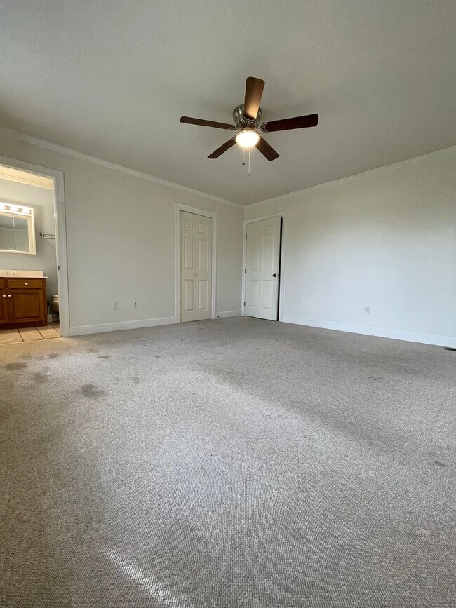 Building Photo - Spacious country home for lease