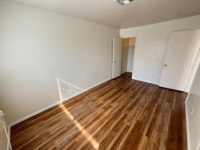 Building Photo - Beautiful 3Bed/3Bath Townhome w/ Garage lo...