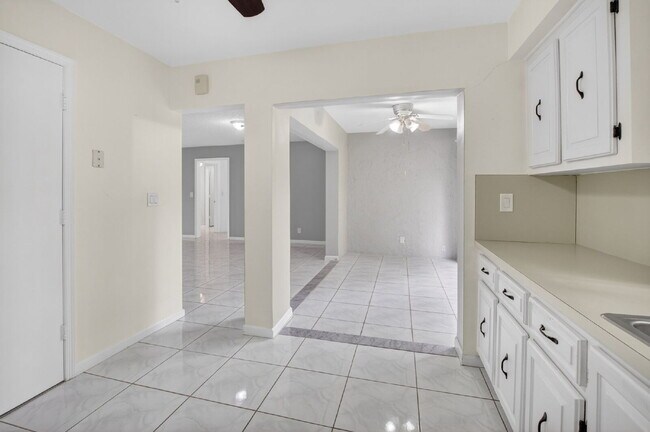 Building Photo - "Spacious 2-Bed, 2-Bath Boynton Beach Gem with Modern Granite Elegance – 1400 Sq Ft!"