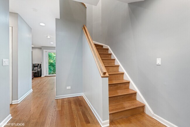 Building Photo - 1330 N La Salle Dr