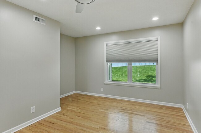 Building Photo - Spacious 4-Bedroom Home for Rent in Desira...