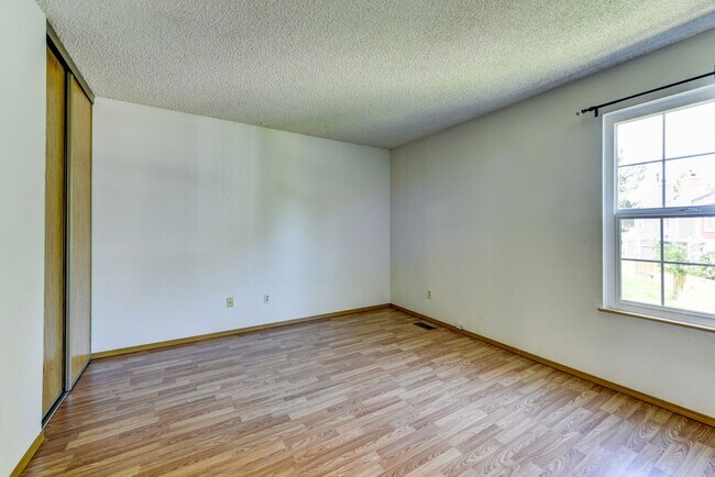 Building Photo - Beautiful 2 bed 2 bath townhome with carport in desirable Hearthwood Neighborhood With Pool!!