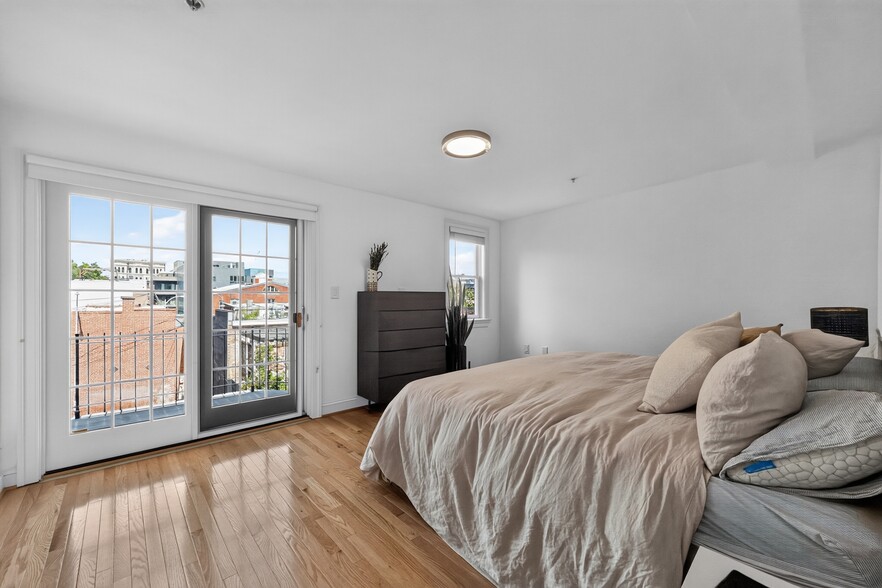 Building Photo - 933 M St NW