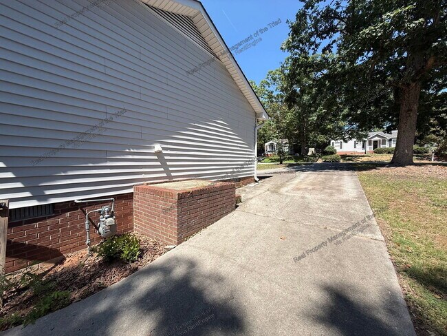 Building Photo - 2707 Stratford Dr