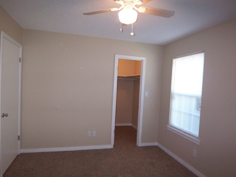 Building Photo - 727 Valley Ridge Way