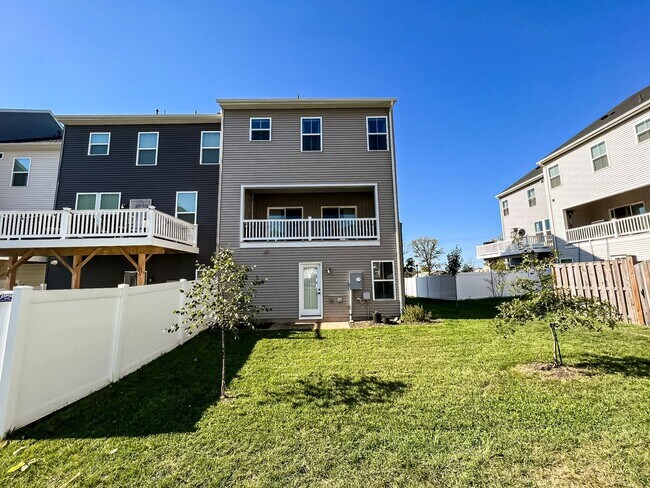 Building Photo - Luxurious 4 Bedroom 3.5 Bathroom End Unit ...