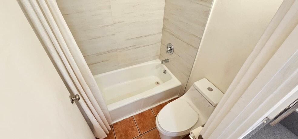 Building Photo - 206 N Beverly Park