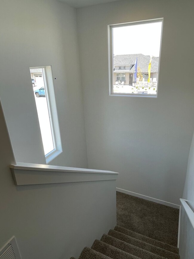 Building Photo - Newer 2-bedroom Townhome