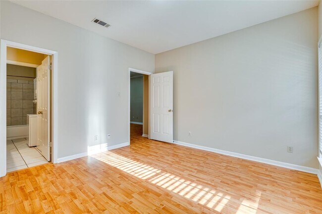 Building Photo - 715 W 22 1/2 St