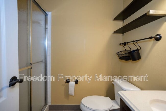 Building Photo - 5685 Roundtree Dr