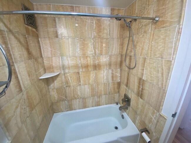 Building Photo - Updated One Bed One Bath Just a block from...