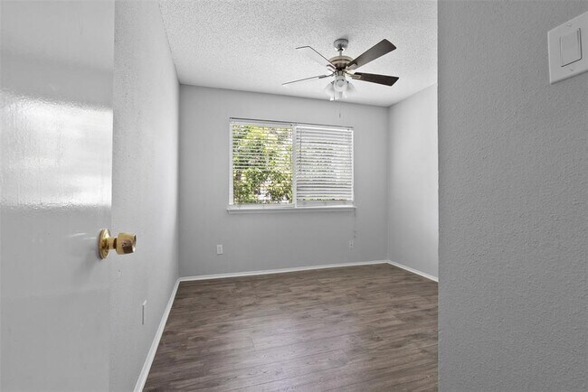 Building Photo - 4707 Cairnsean St