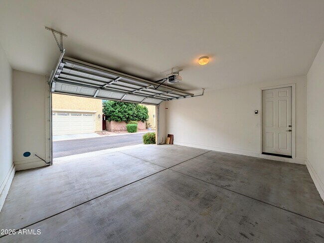 Building Photo - 923 S Osborn Ln