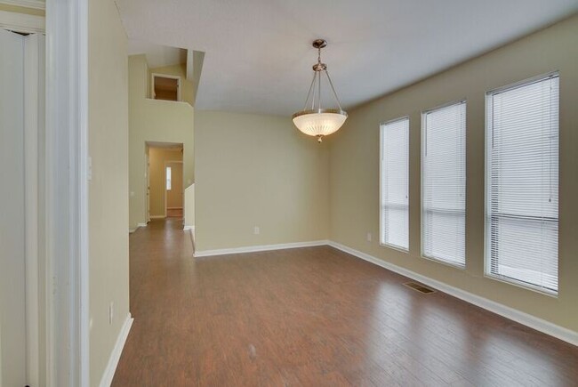 Building Photo - Spacious Three Bedroom in Goshen Lake