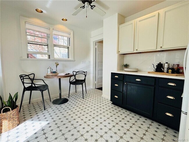 Building Photo - 194 N Midland Ave