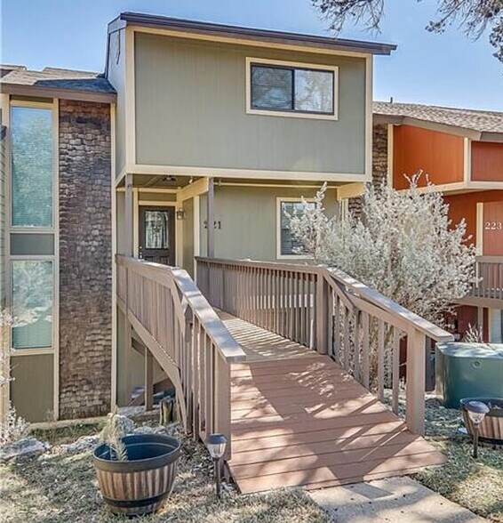 Building Photo - 221 Venture Blvd S