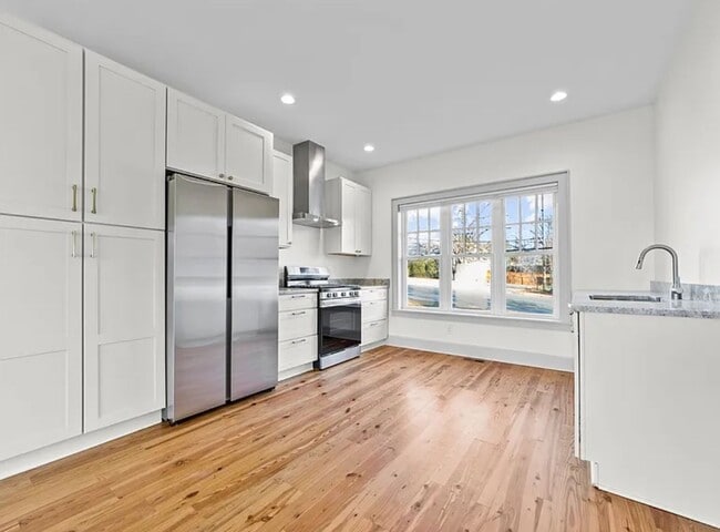 Building Photo - Beautiful 2 bed/2 bath cottage in perfect ...