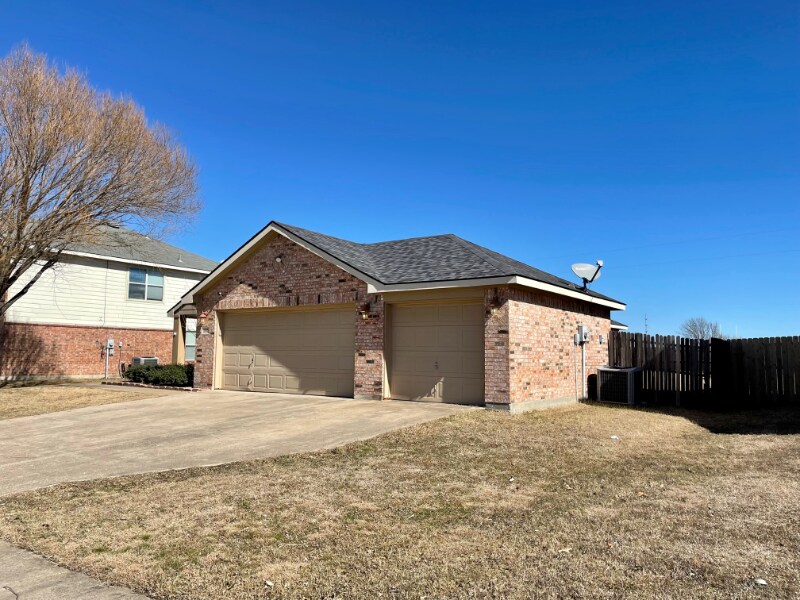 Building Photo - 102 Branding Iron Dr