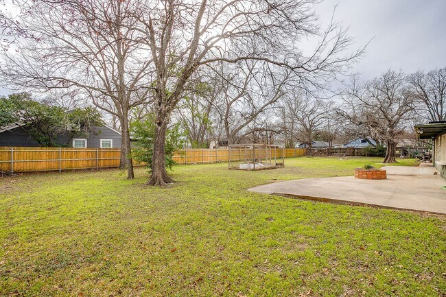 Building Photo - Amazing Historic 1940's Home in Original Cleburne- 4 Bed- 3 Bath w/ Multiple Living Areas- 76033