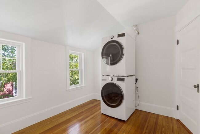 Building Photo - 105 Fayerweather St