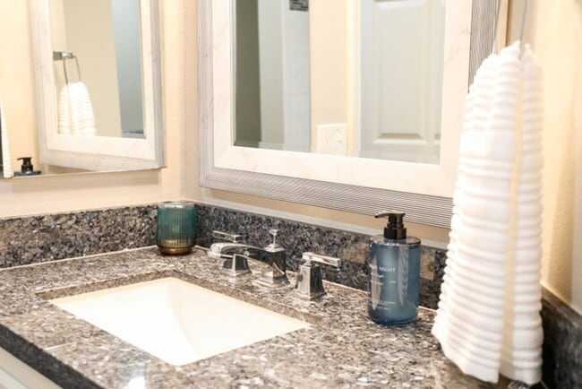 Building Photo - THE UPTOWN | Modern | Furnished | Bankers Hill Condo | Across from Balboa Park