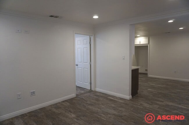 Building Photo - 610 Belle Ave