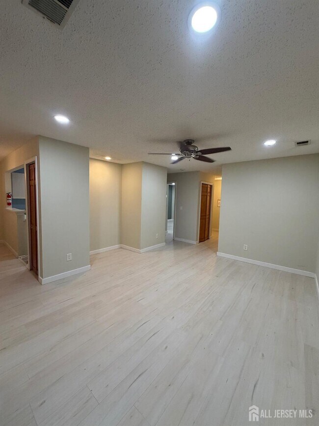 Building Photo - 11 Tanglewood Ct