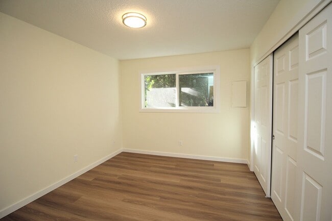 Building Photo - 1865-1865 SE Oak St