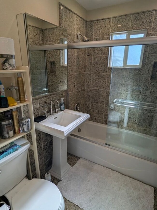 Building Photo - 3 Bedroom - 2 Bathroom Home in San Diego