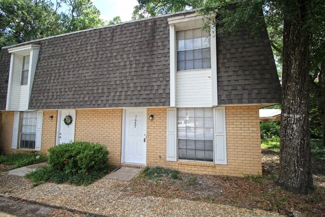 Building Photo - Charming & Convenient 3-Bedroom Townhome i...